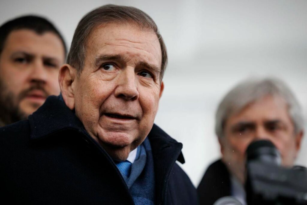 Edmundo González Urrutia, fuera de la Casa Blanca, en Washington DC.