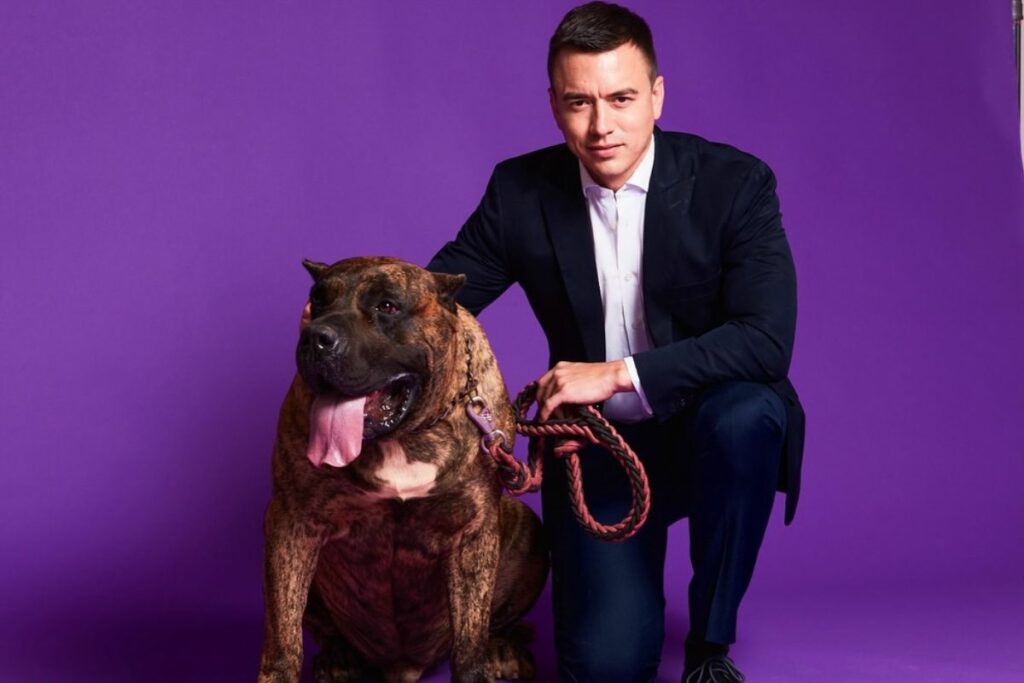 El presidente Daniel Noboa con su mascota.