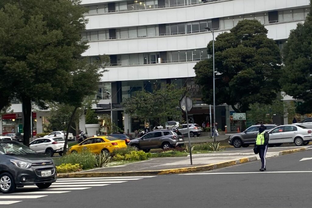 Los agentes de tránsito vigilan el cumplimiento de la medida.