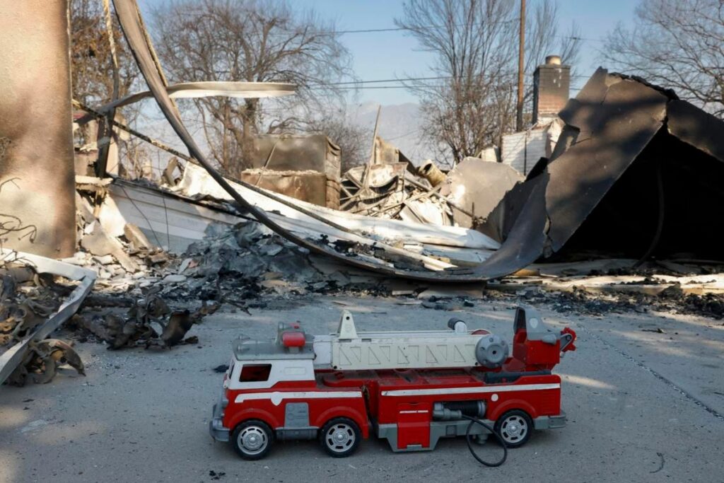 Vista de un camión de juegete junto a una casa destruida por las llamas en Altadena, California, Estados Unidos.