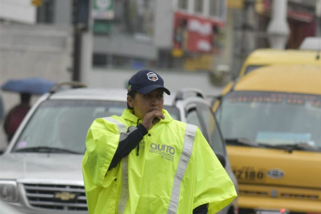 Los agentes metropolitanos vigilan el cumplimiento de la medida en Quito.