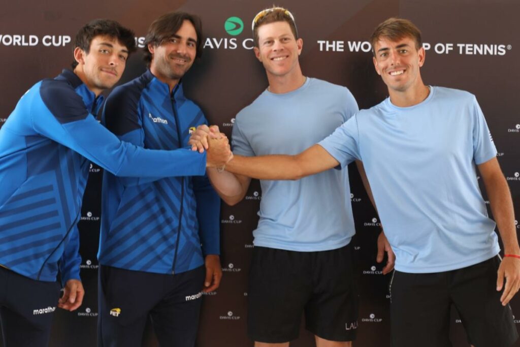 Los ecuatorianos Andrés Andrade y Diego Hidalgo, a la izquierda, se enfrentarán a los uruguayos Ariel Behar e Ignacio Carou en la Copa Davis.