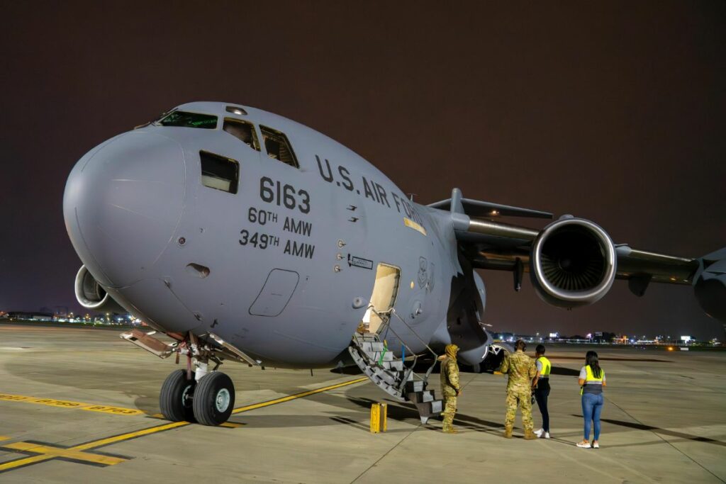 Aviones de Estados unidos transportan a los ecuatorianos deportados.