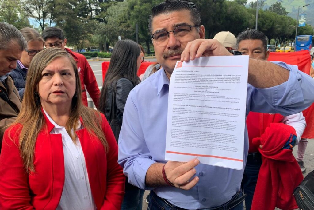 El candidato Jorge Escala en la Fiscalía General este 8 de enero.