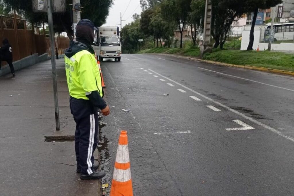 Los agentes de tránsito vigilan el cumplimiento de la medida.