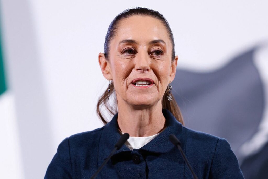 La presidenta de México, Claudia Sheinbaum, habla durante su conferencia matutina este lunes, en el Palacio Nacional en la Ciudad de México (México).