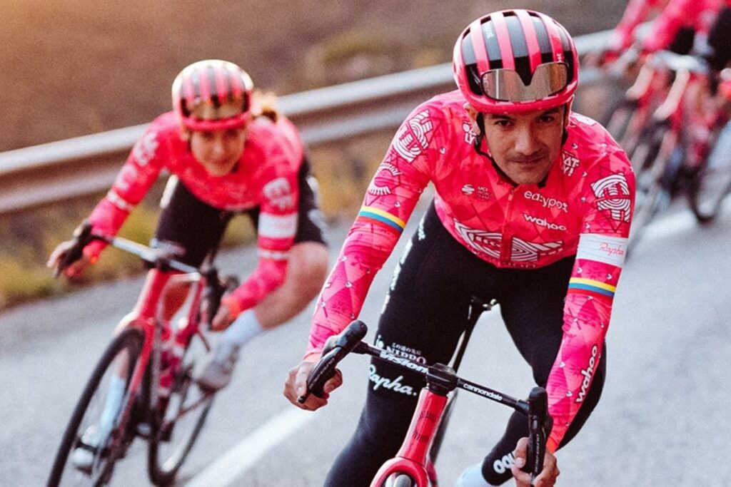 Richard Carapaz luce el nuevo uniforme del EF Education-EasyPost para el 2025.