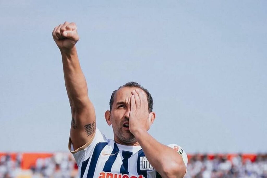 Hernán Barcos, goleador histórico de Liga de Quito, festeja un gol con su actual club Alianza Lima.