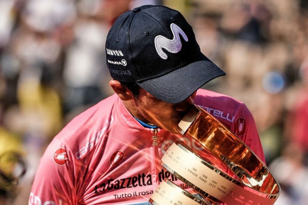 Richard Carapaz besa el Senza Fine, el trofeo que ganó al imponerse en el Giro de Italia 2019.