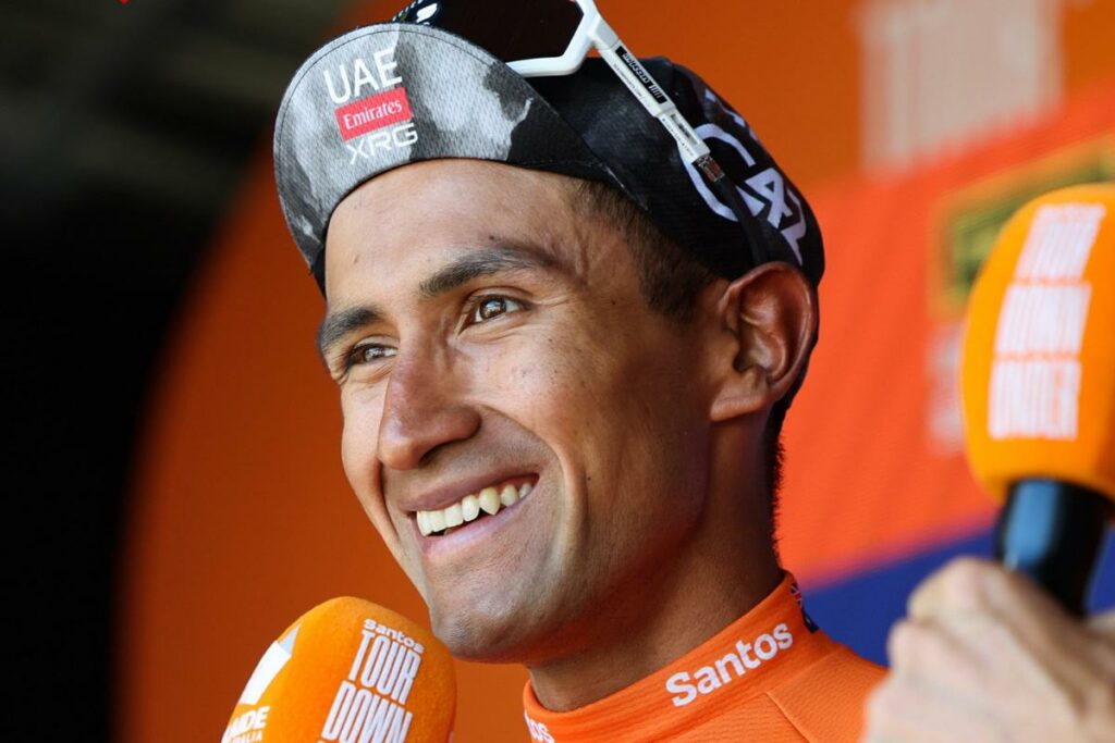 Jhonatan Narváez en el podio de premiación tras coronarse campeón del Tour Down Under en Australia.