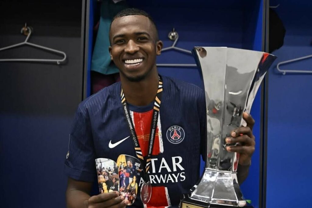 Willian Pacho, defensa ecuatoriano que milita en el PSG en la Champions League.