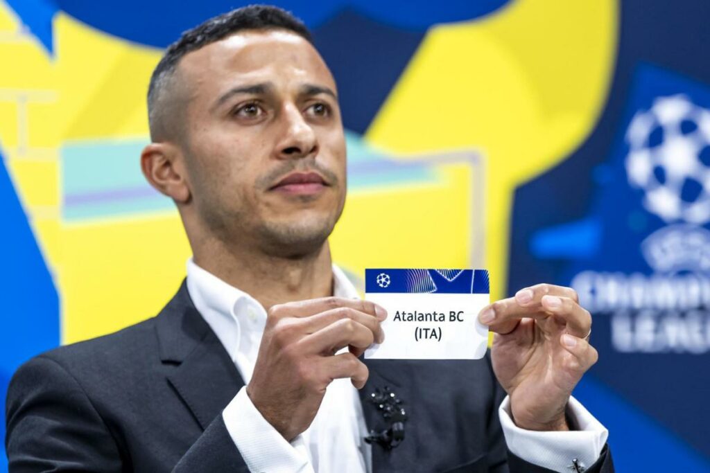 El dos veces ganador de la Liga de Campeones de la UEFA, Thiago Alcántara, muestra el boleto del Atalanta BC durante el sorteo del play-off de la fase eliminatoria de la Liga de Campeones de la UEFA en la sede de la UEFA en Nyon, Suiza, el 31 de enero de 2025.