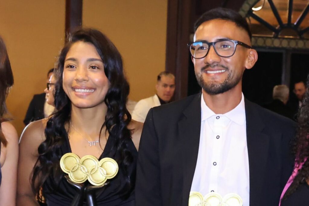 Lucía Yépez y Daniel Pintado en la premiación del COE en Guayaquil.