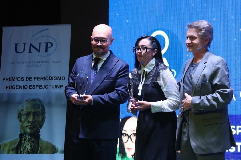 Los periodistas de EL COMERCIO, Oscar Alvarez (izq.) y Ana Guerrero, recibieron el premio Eugenio Espejo por su trabajo en Esperanza