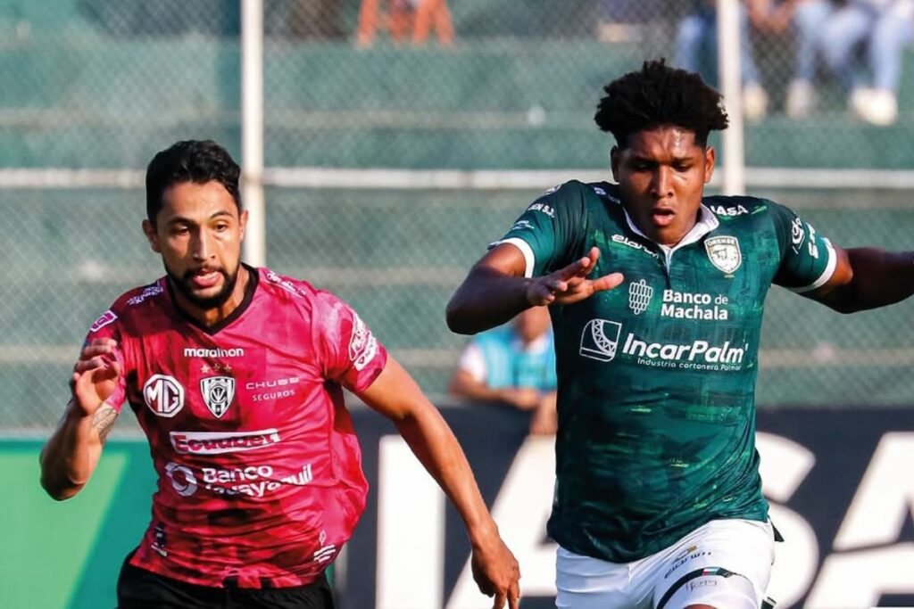 Óscar Quiñónez (d) con Orense enfrentando a Independiente del Valle en la Liga Pro 2024.