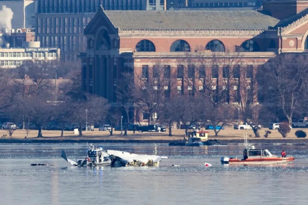 Vista de los restos de un avión, este 30 de enero de 2025, tras el accidente aéreo que se produjo en Washington la noche anterior.