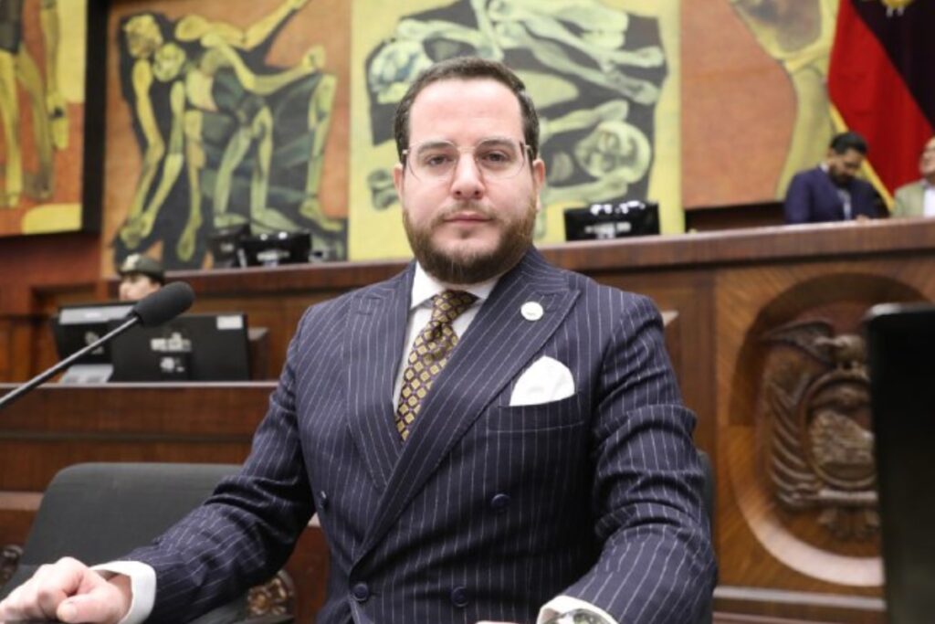 El secretario de la Asamblea, Alejandro Muñoz, señaló que Daniel Noboa le puso una denuncia.