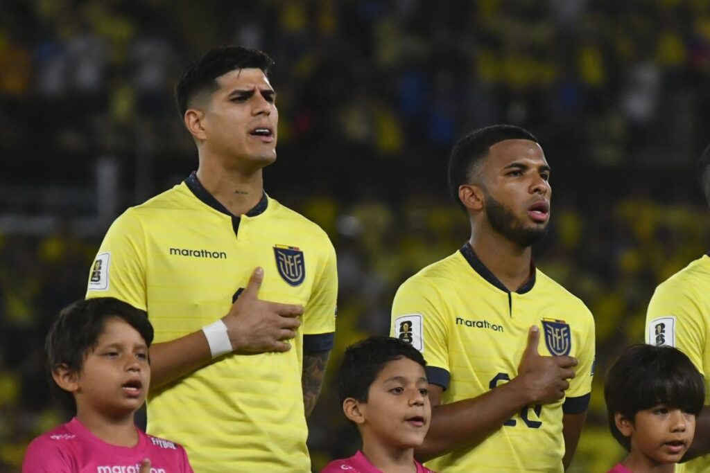 Piero Hincapié (i) y Pedro Vite en un partido de las eliminatorias al Mundial 2026.