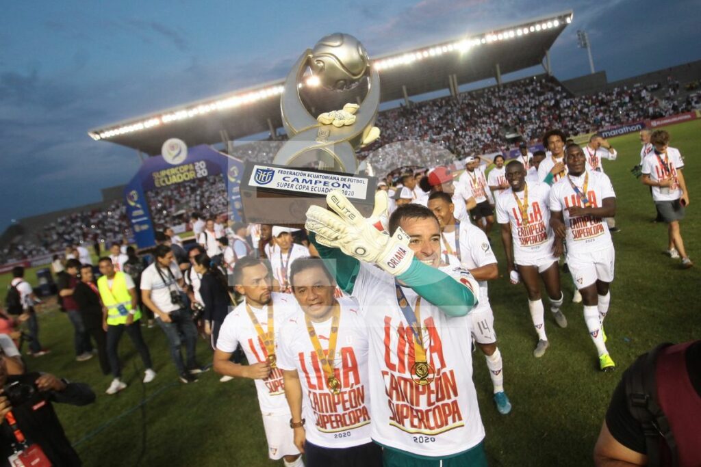 Adrián Gabbarini con el título de la Supercopa Ecuador ganado en el 2020.