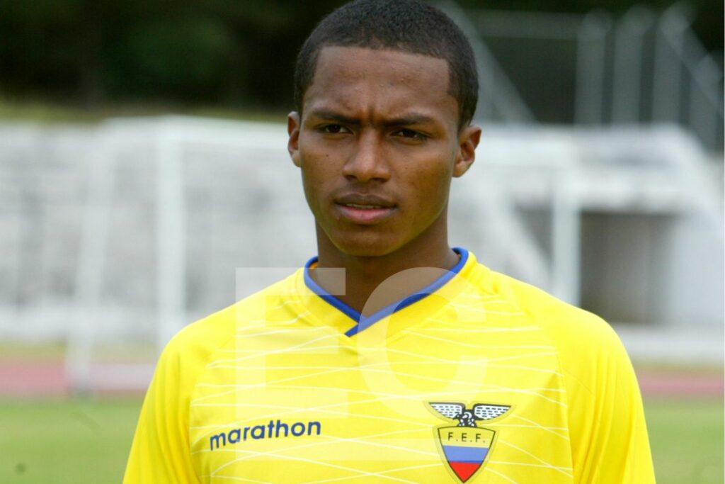 Antonio Valencia en el 2005 con la camiseta de la Selección de Ecuador en la Escuela Superior Militar de Quito.