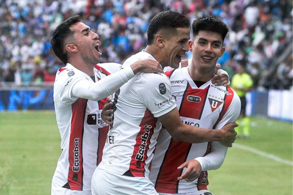 Lisandro Alzugaray (i), Álex Arce y Gabriel Villamil con Liga de Quito en el 2024.