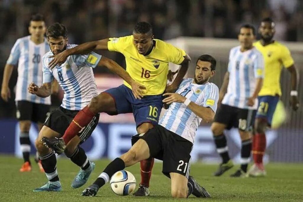 Antonio Valencia (c) enfrentando a Argentina en las eliminatorias al Mundial Rusia 2018.