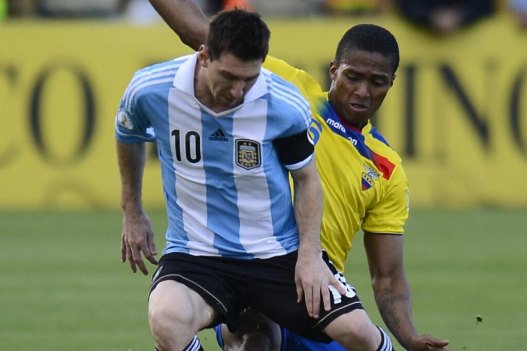 Lionel Messi (i) y Antonio Valencia en un partido de las eliminatorias sudamericanas.