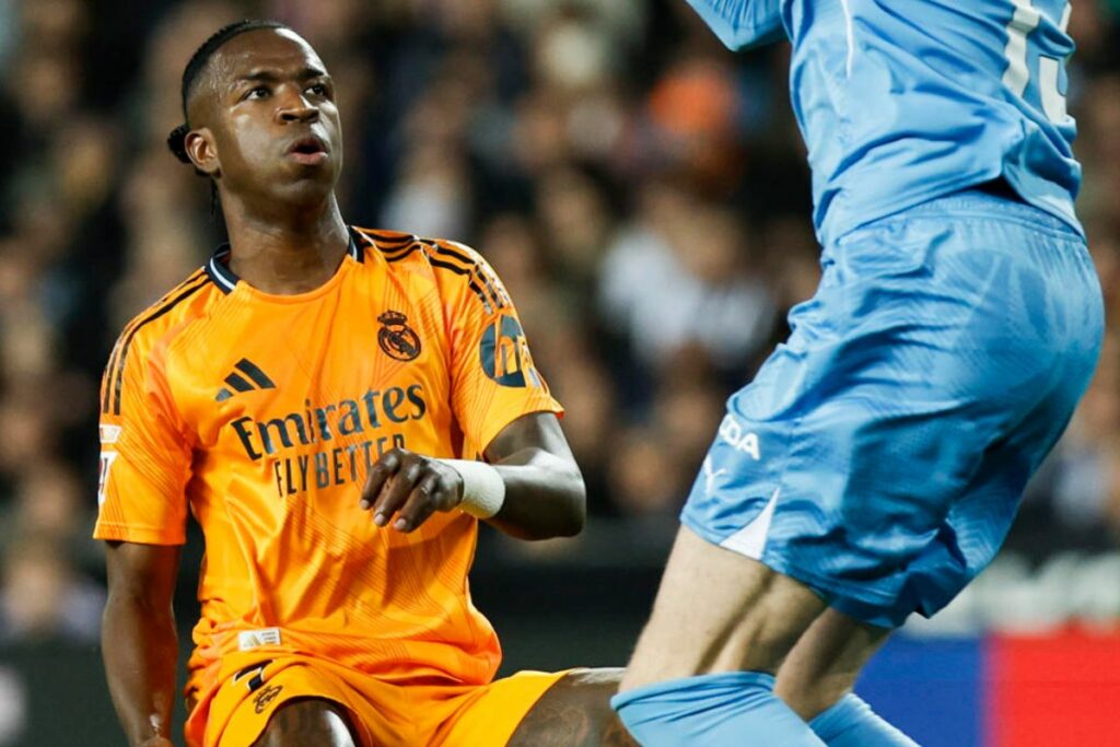 El delantro brasileño del Real Madrid Vinicius Jr. (i) ante el portero macedonio del Valencia CF Stole Dimitrievski durante el partido de la jornada 12 de LaLiga que Valencia CF y el Real Madrid jugado el 3 de enero de 2025.