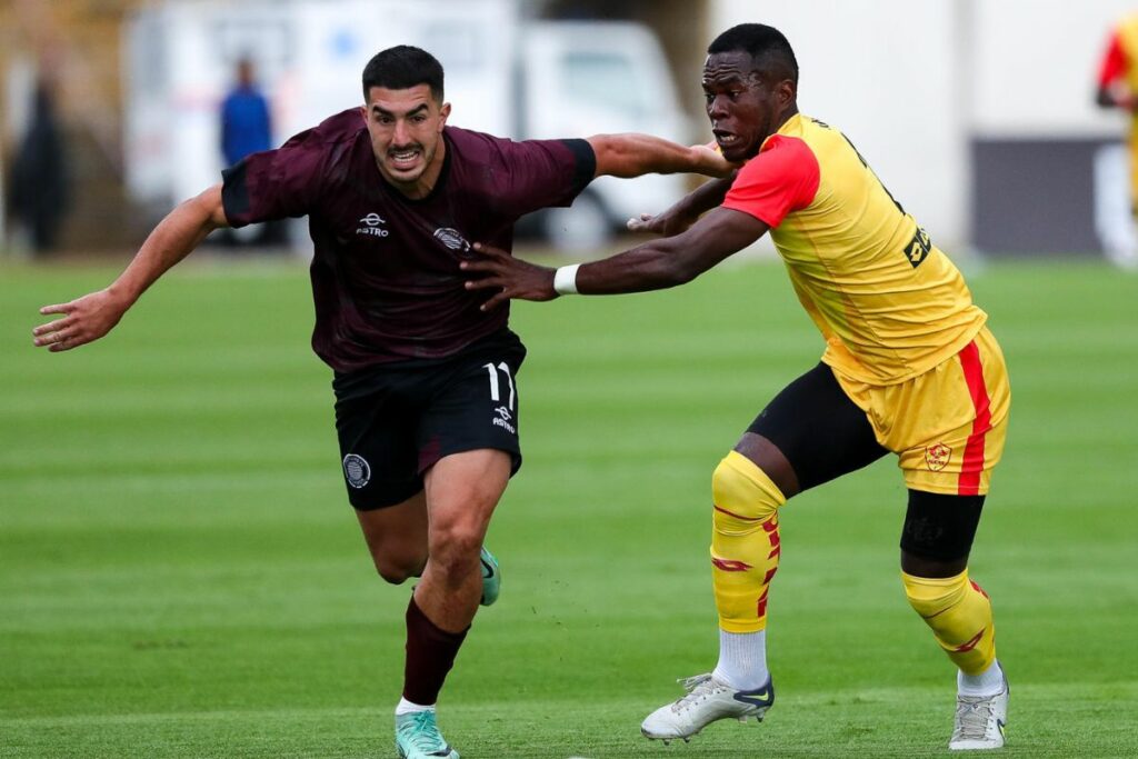 Rafael Monti (i) de Vinotinto disputa un balón con Estalin Segura del Aucas el miércoles 22 de enero de 2025, en un amistoso en Quito (Ecuador).