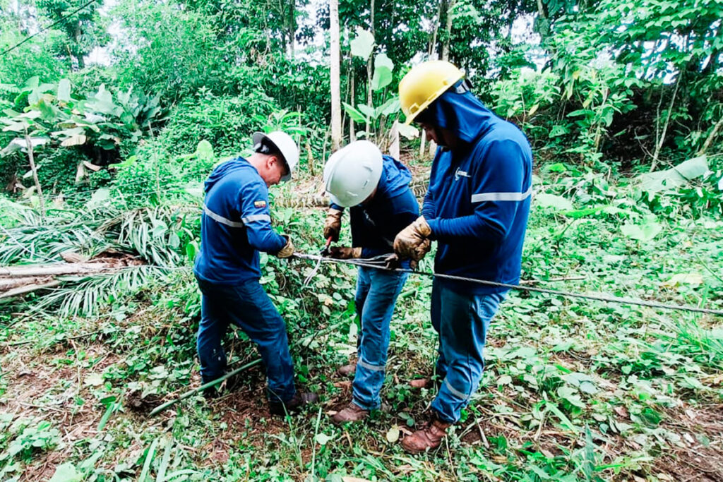 Personal Técnico de CNEL EP en labores de emergencia. Cortesía