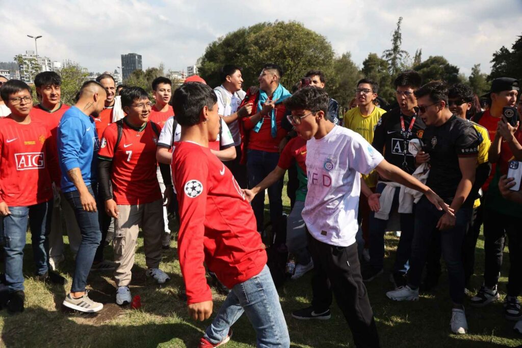 Aficionados de Cristiano Ronaldo realizan su festejo.