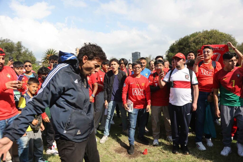 Fanáticos de Cristiano Ronaldo celebran su cumpleaños en el Parque La Carolina de Ecuador.