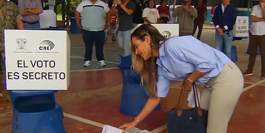 Andrea González Nader vota en Guayaquil.
