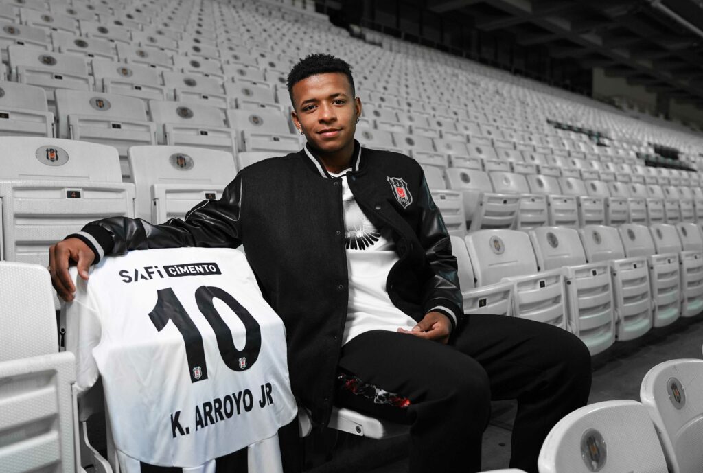 Keny Arroyo con la nueva camiseta que portará en el Besiktas tras firmar su contrato.