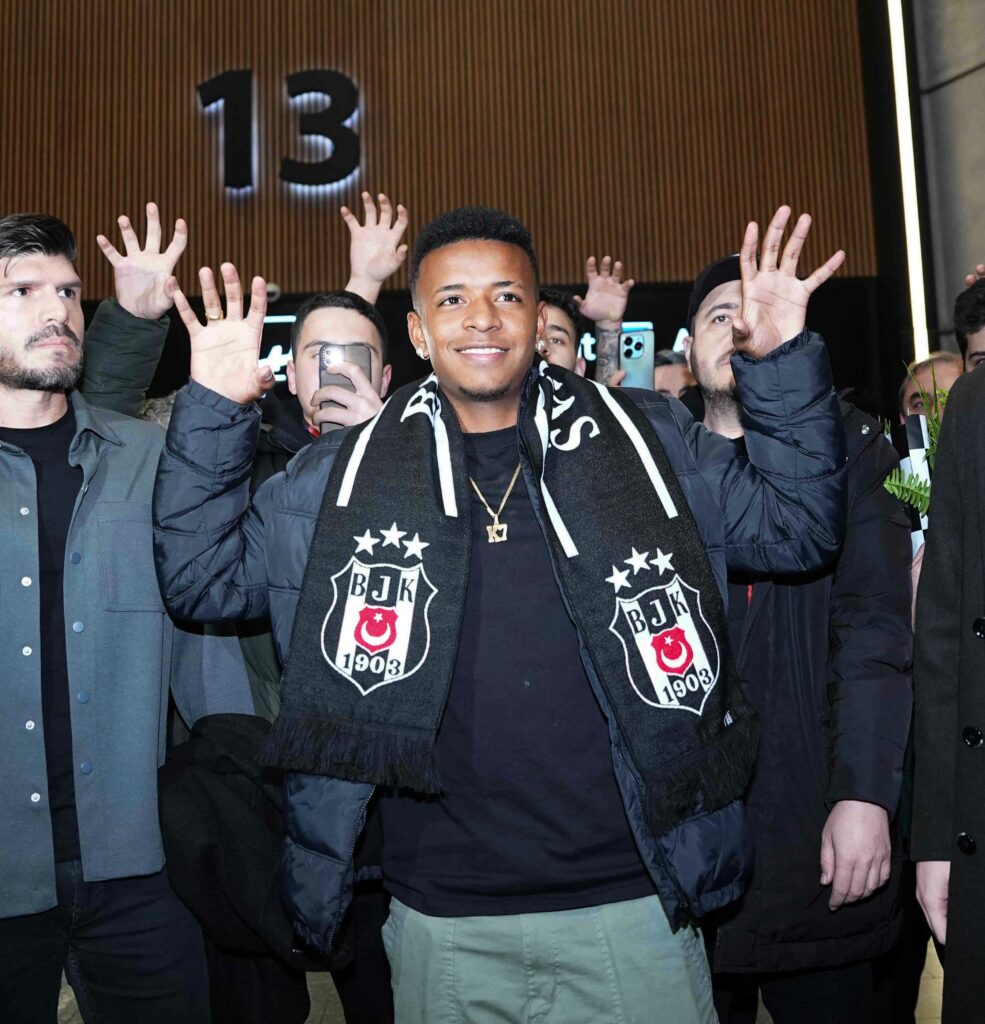 Keny Arroyo, junto a los hinchas turcos, en su arribo al Besiktas.
