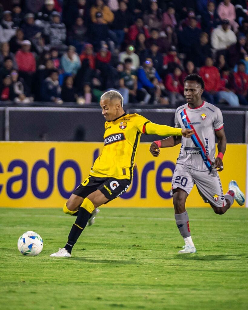 Byron Castillo (izq.) se prepara para enviar un lanzamiento ante la mirada de Jawer Guisamano de El Nacional (der.)