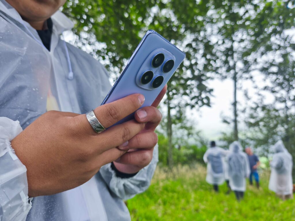 Xiaomi Redmi Note 14 Pro en uso bajo la lluvia.