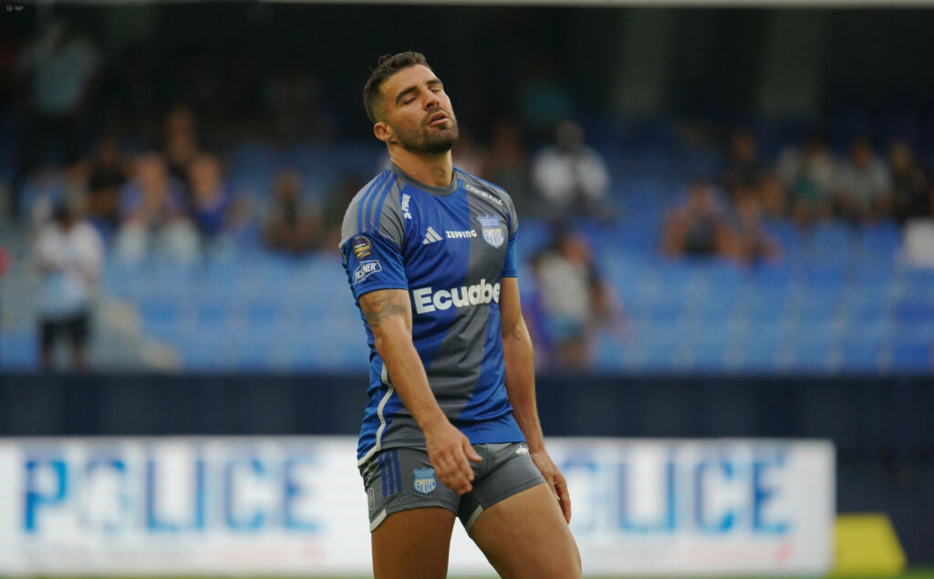 Alexander González, jugador de Emelec, durante la Liga Pro 2024 antes de la Explosión Azul.