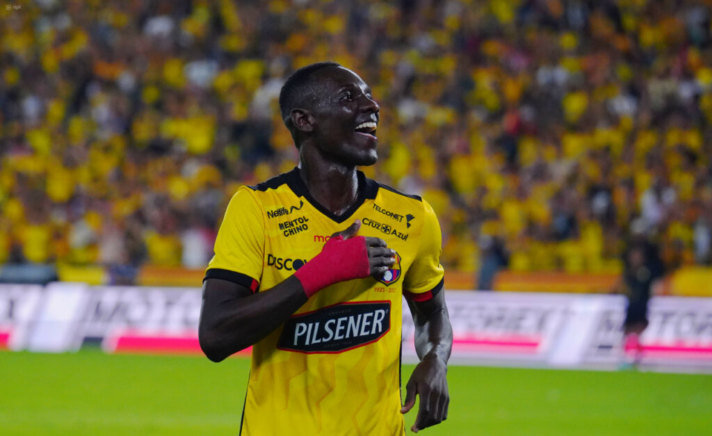 Janner Corozo de Barcelona SC celebra un gol en la Noche Amarilla.