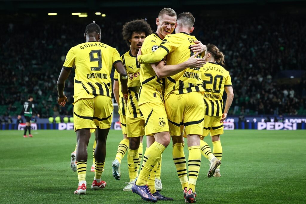 Jugadores del Borussia Dortmund celebran un gol ante el Sporting Lisboa en la UEFA Champions League.