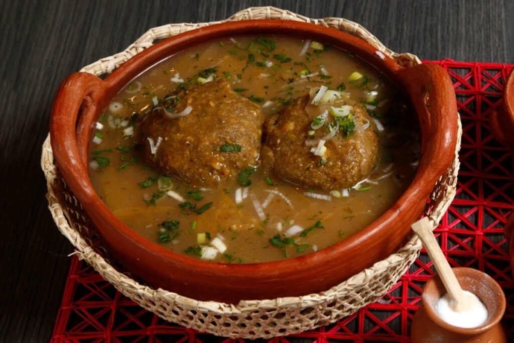 Caldo de bolas de verde: tradición, sabor y amor en cada cucharada.