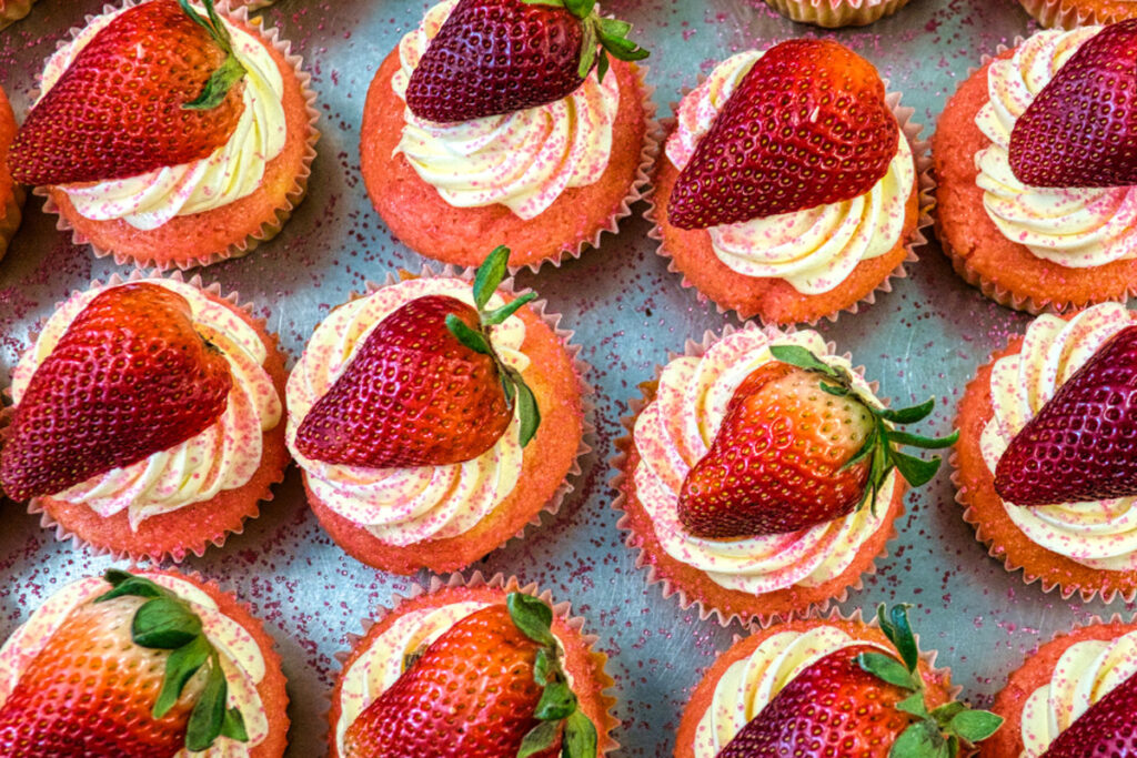 Dale un toque especial a tu día con estos cupcakes de frutilla superfáciles y deliciosos.