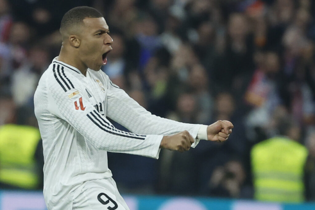 Kylian Mbappé celebra su gol con el Real Madrid ante el Atlético de Madrid.