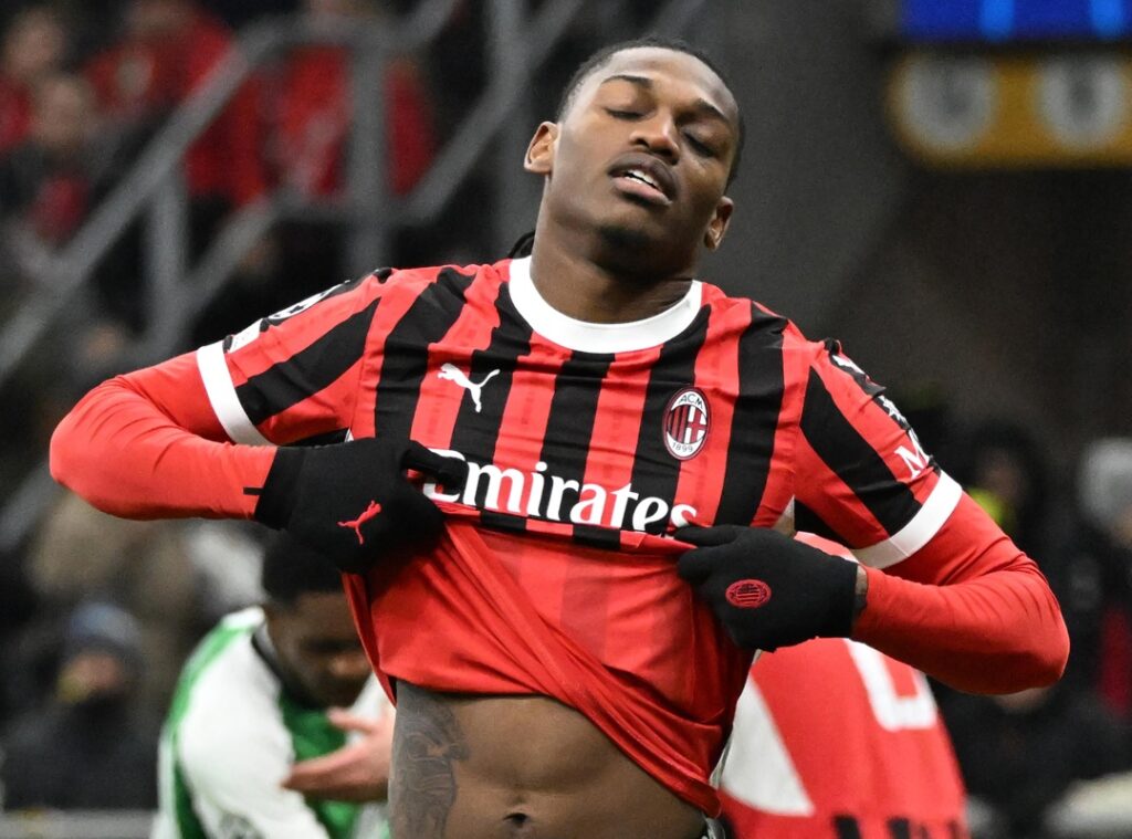 Rafael Leao, jugador del AC Milan, tras la eliminación del Milan en la UEFA Champions League.