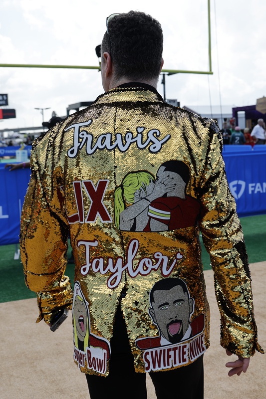 Un aficionado de Taylor Swift y los Kansas Chiefs, donde milita la pareja de la artista, en el Superbowl LIX con un prenda alusiva a la artista y a la escuadra. 