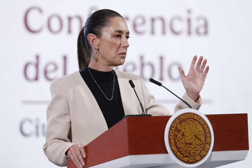La presidenta de México, Claudia Sheinbaum, habla durante una conferencia de prensa, en el Palacio Nacional de la Ciudad de México.