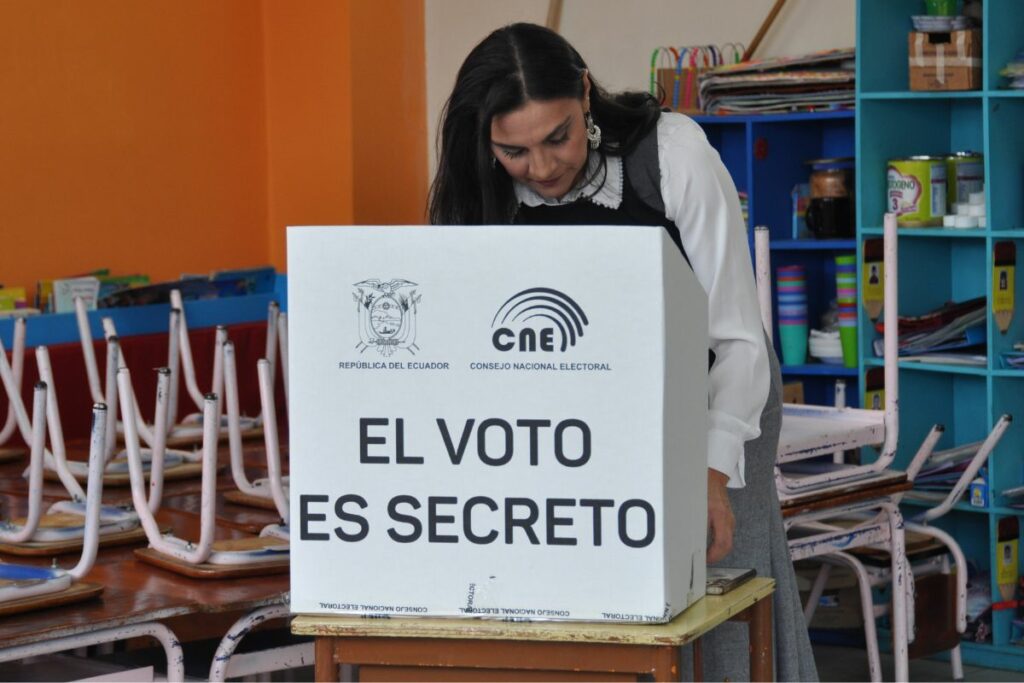 Verónica Abad votó en la Unidad Educativa Manuel J. Calle, ubicada en el norte de Cuenca. Foto: API