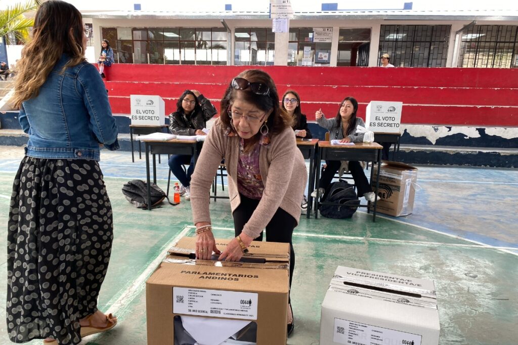 El conteo de votos está disponible en el CNE.