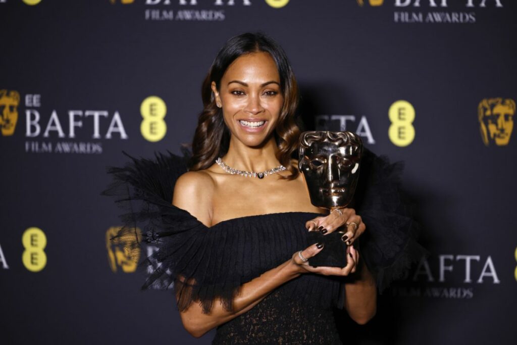 Zoe Saldaña posa con el BAFTA que ganó como Mejor Actriz de Reparto en 'Emilia Pérez'. 