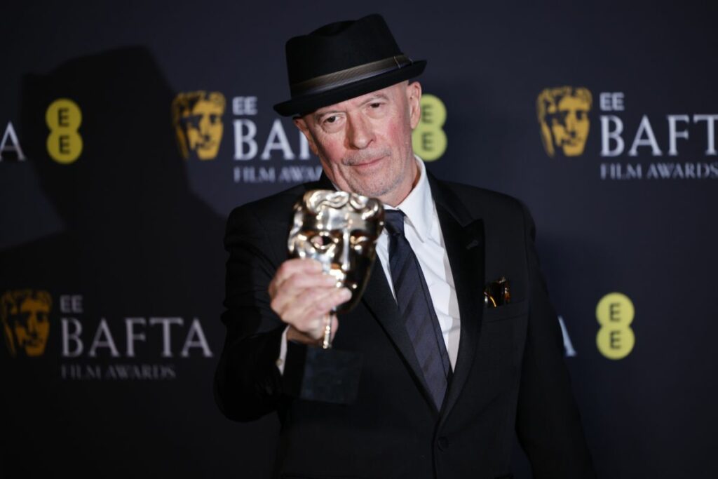 Jacques Audiard posa con el premio BAFTA 2025 que ganó por su película 'Emilia Pérez'.
